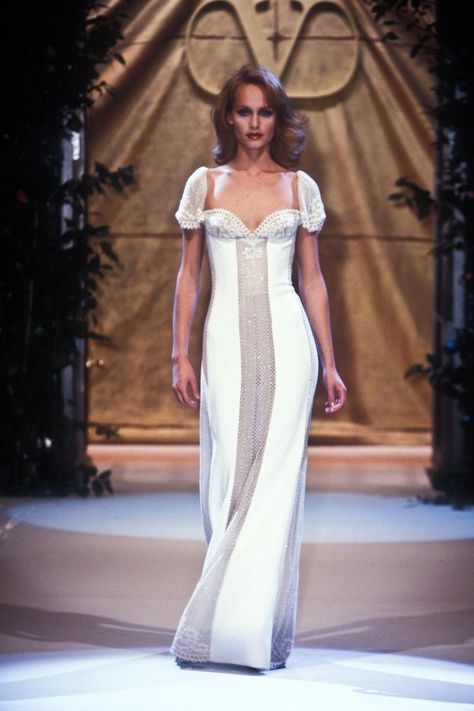 valentino spring summer 1995 Valentino Runway, Runway Gowns, Valentino Gowns, 90s Runway Fashion, Runway Fashion Couture, Elegant Outfit Classy, Valentino Haute Couture, Vintage Runway, Runway Outfits