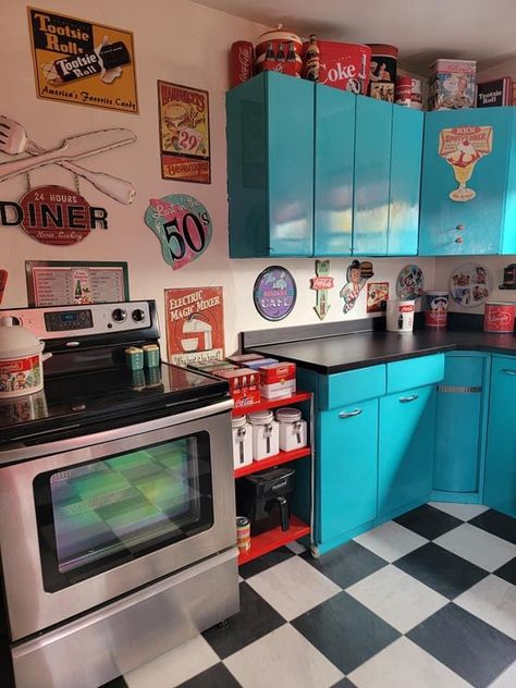 Diner Kitchen Aesthetic, Diner Aesthetic Kitchen, Diner Kitchen Theme, Fallout Kitchen, Kitchen Diner Decor Ideas, Diner Themed Kitchen, Retro Diner Kitchen, Diner Style Kitchen, 50s Diner Kitchen