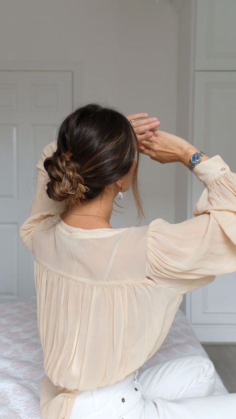 Messy Bun Back View, Messy Bunny Hairstyles, Low Messy Buns, Cute Messy Buns, Seattle Style, Easy Messy Bun, Messy Bun Tutorial, Seattle Fashion, Hair Bun Tutorial