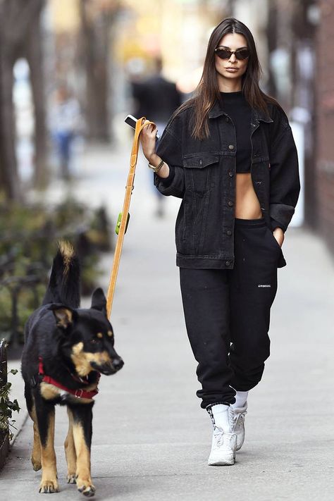 Emily Ratajkowski comfortable outfit Emrata Style, Dog Walking Outfit, Emily Ratajkowski Outfits, Stile Kendall Jenner, Emily Ratajkowski Style, Chill Outfit, Comfy Vibes, Work From Home Outfit, Celebrity Casual Outfits