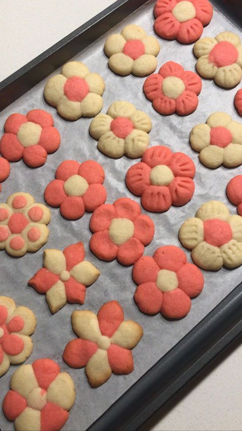 Explore page, aesthetic cookies, spring inspo, LA, coquette , baking , Korean bakery, discover page, recipes, butter cookies , aesthetic style Butter Cookies Aesthetic, Flowers Cookies, Fun Foods To Make, Cookies Aesthetic, Weekly Vlog, Butter Cookies Recipe, Aesthetic Flower, Flower Cookies, Spring Activities