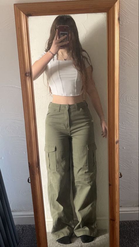 Outfits Pantalones Cargo, Green Cargo Outfit, Jean Verde, Basic Top Outfit, Cargo Pants Outfit Ideas, Stylish Cargo Pants, Green Cargo Pants Outfit, Cargo Pants Green, Women's Cargo Pants