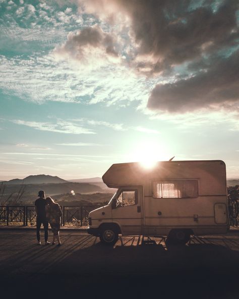 Rv Road Trip Aesthetic, Travel Aesthetic Van, Van Road Trip Aesthetic, Rv Photography, Road Trip Asthetics Photos, Rv Aesthetic, Beach Checklist, Van Life Aesthetic Mountains, Trip Photography