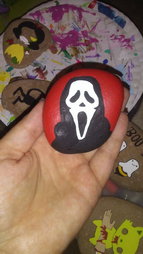 Scary Halloween Rock Painting Ideas, Scream Rock Painting, Rock Painting Ideas White Background, Freddy Krueger Painted Rocks, Ghost Face Painted Pumpkin, Stranger Things Painted Rocks, Scream Pumpkin Painting Ideas, Pumpkin Painting Ideas Ghostface, Stone Painting Halloween