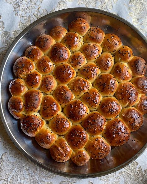 Khaliat al nahal/rooti farmaajo bread from East Afrika and Arab Gulf placed on a shimmery, floral table cloth and served with traditional coffee. The bread is shaped like a honeycomb and is stuffed with sweet cheese and topped off with black sesame seeds and drenched with orange blossom and honey syrup. Honeycomb Bread, Traditional Desserts, Made From Scratch, How To Make Bread, Honeycomb, From Scratch, Cereal, Bread, Dessert