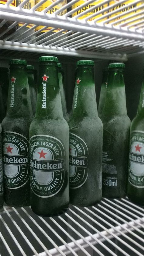 Beer Heineken, Aesthetic Alcohol, Byob Party, Alcohol Pictures, Liqueur Drinks, Heineken Beer, Beer Pictures, Beer Time, Alcohol Party