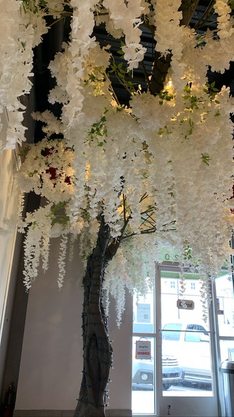 White Flowers Room Decor, Hanging Willow Tree Room Decor, Decorated Ceilings Ideas, Foyer Ideas Entryway, Bathroom Redecorating, Flower Room Decor, Flower Ceiling, Diy Room Decor For Teens, Easy Diy Room Decor