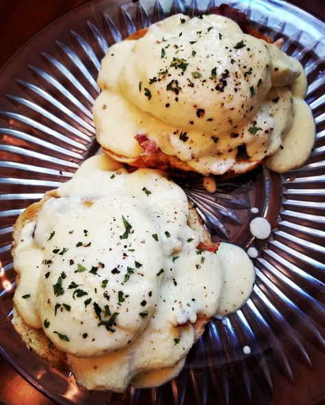 Creamy Mock Hollandaise Sauce Ham And Cheese Egg Bites, Egg Keto Breakfast, Bacon Egg And Cheese Sliders, Best Hollandaise Sauce, Low Carb Egg Recipes, Sauce For Broccoli, Vegan Hollandaise Sauce, Hollandaise Sauce Recipe, Bernaise Sauce