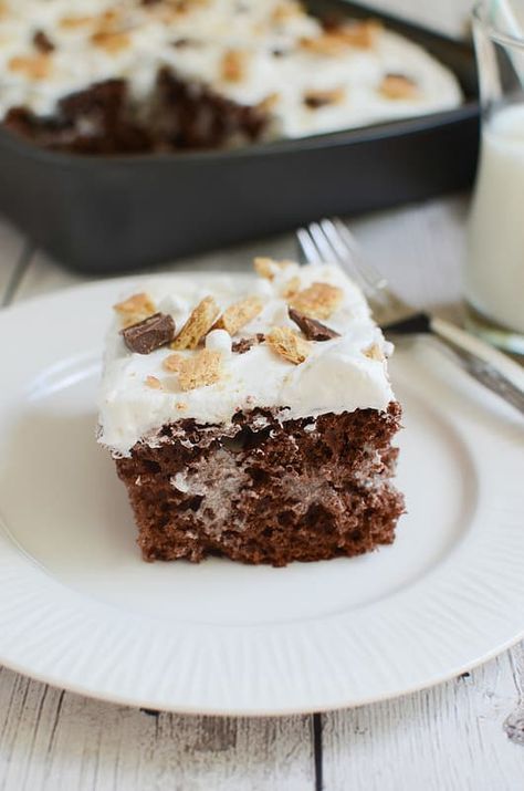 S’mores Poke Cake Skor Cake, Cake With Cool Whip, Cool Whip Topping, Mels Kitchen, Gooey Chocolate Cake, Candy Bar Cake, Heath Bar, Cake Mix Ingredients, Devils Food Cake Mix Recipe