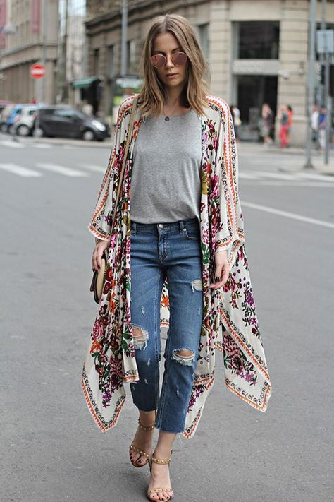 20 Looks con kimonos que te darán una idea de como usarlos Bohemian Schick, Ideas De Outfits, Stile Boho Chic, Chiffon Cardigan, Boho Mode, Kimono Outfit, Boho Summer Outfits, Boho Chic Outfits, Boho Kimono