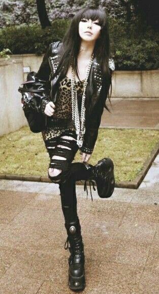 <3 Punk Leopard Print, Punk Feminine Outfits, Gyaru Black Outfit, Japanese Punk Outfits, Rock Core Outfit, Black Gyaru Outfit, Emo Inspo Outfits, Hardcore Punk Outfits, Hardcore Punk Fashion