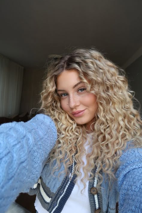 2023 Hair Color Trends For Women Curly, Long Deva Curl Haircut, Long Blonde Permed Hair, Blonde Curly Curtain Bangs, Blonde Hair Color Ideas For Curly Hair, Short Curly Blonde Hair Natural, Blonde Hair Perm, Natural Curly Blonde Hair, Curly Perm Before And After