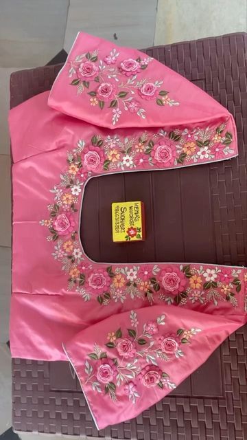 Latest Aari Work Blouse Designs, Embroidery On Bags, Latest Aari Work, Embroidery For Kids, Aari Work Blouse Designs, Shawl Embroidery, Books Embroidery, Tutorial Embroidery, Bags Embroidery