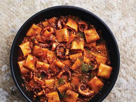 Giorgia Goggi mixes this slow-cooked tomato sauce with octopus and saffron into paccheri pasta di Gragnano, a thick, air-dried Italian macaroni. Recipes With Octopus, Octopus Pasta, Stracciatella Recipe, Best Tomato Sauce Recipe, Octopus Recipe, Feast Of Seven Fishes, Dinner Ideas Pasta, Make Fresh Pasta, Nara Smith