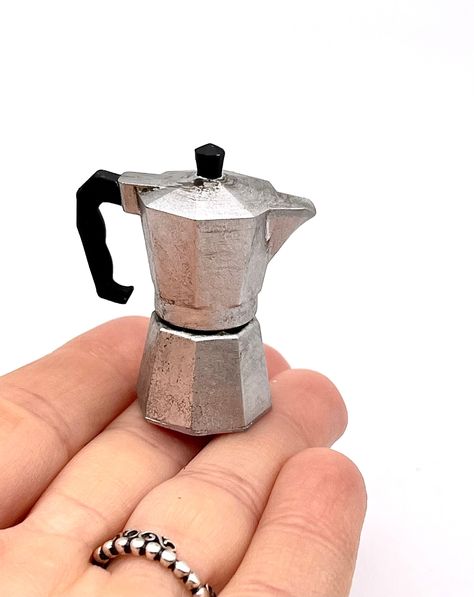 "Miniature espresso coffee maker for dollhouse. Silver coffee pot for doll kitchen diorama. Scale 1:6 , 1:12 Size 1:6 H-1.57\" (4 cm) W-0.78\"(2 cm) bottom  W-1.37\" (3.5 cm) with handle Size 1:12 H-0.86\" (2.2 cm) W-0.39\"(1 cm)" Kitchen Diorama, Miniature Coffee, Doll Kitchen, Coffee Press, Miniature Printables, Moka Pot, Miniature Kitchen, Diy Coffee, Espresso Coffee