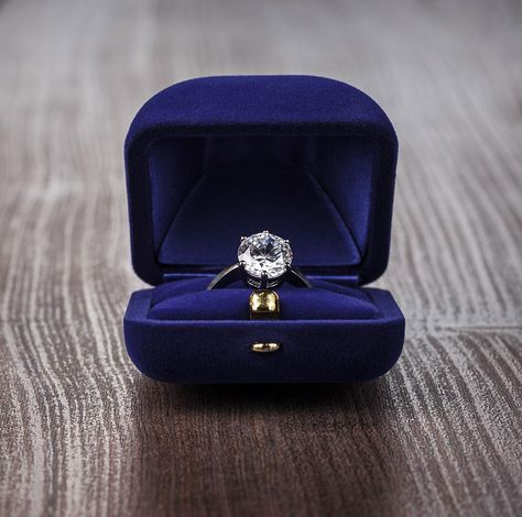 Receiving your wedding rings is one of the most exciting parts of the day, so it’s only right that you keep these treasured items safe by placing them inside a beautiful ring box. We share 17 beautiful wedding boxes that every couple are sure to fall in love with Engagement Ring Hint, Large Diamond Engagement Rings, Solitare Engagement Rings, Box Aesthetic, Expensive Engagement Rings, Wedding Ring Photography, Blue Wedding Rings, Wedding Ring Shapes, Ring Photography