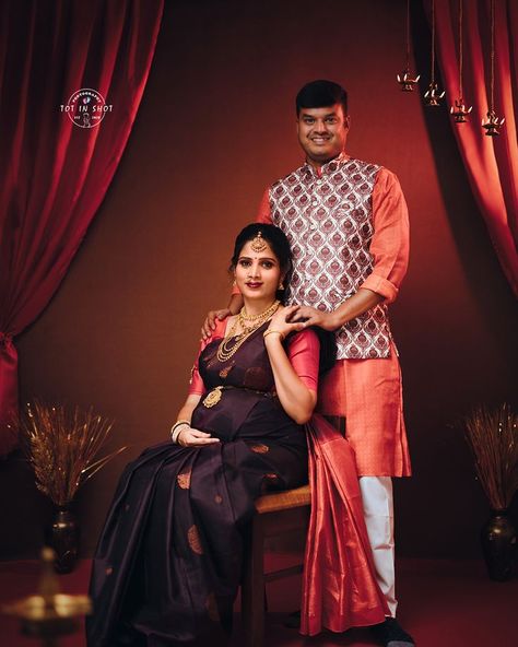 Seemantham Couple Photos, Metarnity Photoshoot Indian In Saree, Maternity Photo Shoot Ideas In Saree, Valakappu Photoshoot, Indian Traditional Maternity Photoshoot, Srimantham Photoshoot Indian, Seemantham Poses With Husband, Seemantham Photo Poses Traditional, Srimantham Stills Photo