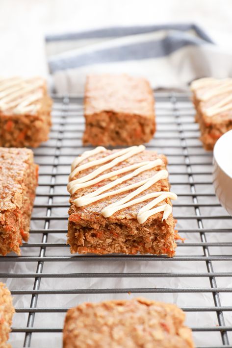 Soft Baked Carrot Cake Oat Bars - A Kitchen Addiction Oat Bars Healthy, Breakfast Bars Healthy, Carrot Cake Bars, Cakes Easy, Bar Desserts, Soft Bakes, Delectable Desserts, Oat Bars, Protein Meals