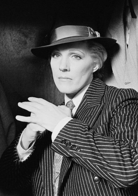 VICTOR/VICTORIA (1982) is a Cinema Hidden Gem which stars Julie Andrews as cabaret performer who is posing as a man who dragging as a woman. James Gardener  and Robert Preston are so good in their roles . Julie Andrews Children, Julie Andrews Movies, Victor Victoria, Blake Edwards, Golden Globe Winners, Christopher Plummer, World Movies, Julie Andrews, Film Inspiration