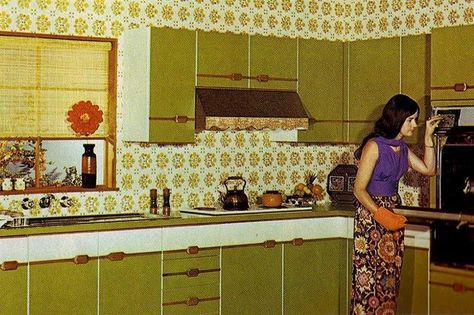 Retro kitchens of yesteryear that will make you nostalgic | loveproperty.com 70’s Kitchen, 1960s Wallpaper, 1960s Kitchen, Kitchen Cabinets Pictures, 70s Kitchen, 1970s Kitchen, 80s Interior, 70s Interior, Turquoise Kitchen