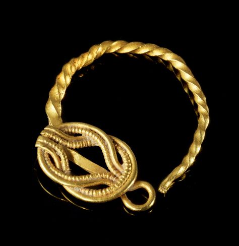 Golden Earring with Heracles knot. Roman, 2nd century A.D. Heracles Knot, Roman Jewellery, Imperial Rome, Ancient Roman Jewelry, Golden Earring, Ancient Jewels, Roman Jewelry, Ancient Jewellery, Historical Jewellery