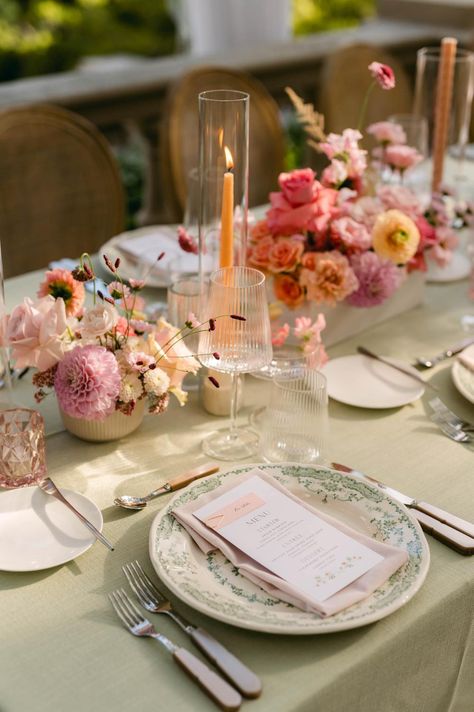 Looking for summer wedding inspiration? Look no further than this bright wedding with pops of peach, pink, and oranges! Photography: 515 Photo Co (http://www.515photoco.com) Peach Tablescape, Pink And Orange Wedding Theme, Libyan Wedding, Oranges Photography, Nikkah Party, Pink Peach Wedding, Wedding Table Decorations Pink, Simple Table Setting, Pink And Orange Wedding