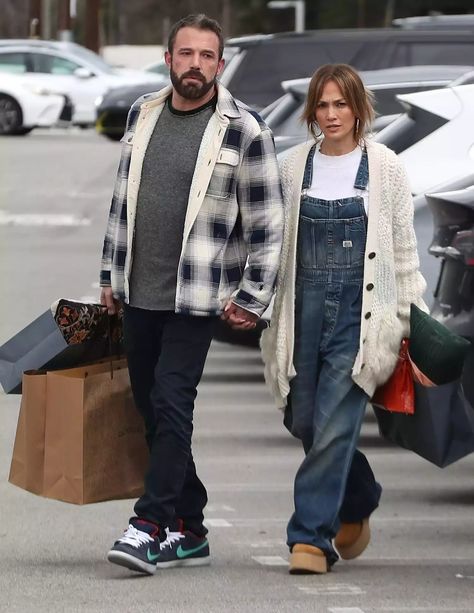 Jennifer Lopez and Blake Lively Both Wear Overalls. Shop Lookalikes from $36 Meeting The Parents Outfit Casual, Jennifer Lopez Outfits, Jennifer Lopez And Ben Affleck, J Lo Fashion, Overalls Outfits, Surf Style Clothes, Laid Back Outfits, Boho Street Style, Spring Wardrobe Essentials