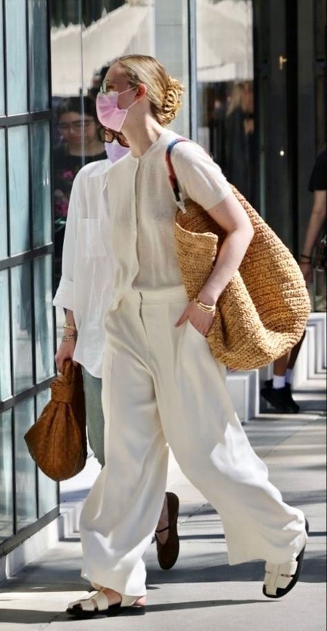 Elle Fanning Street Style Minimalist Street Style Summer, Elle Fanning Street Style, Elle Fanning Style, Celebrity Style Icons, Casual Luxe, French Girl Chic, European Summer Outfits, Style 2023, Fashion Now