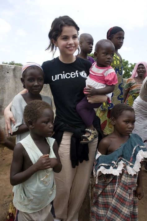 Selena Gomez working in Africa for UNICEF. Voulenteering Aesthetic, Unicef Women, Selena Gomez Facts, Selena G, Charity Work, Missions Trip, Marie Gomez, Narnia, Selena Gomez