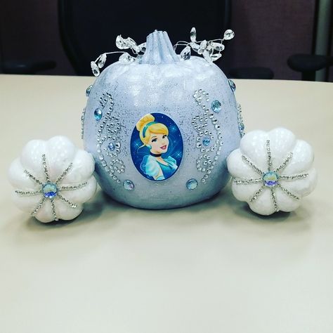 Inspired by the movie Cinderella. Spray paint, glitter, rhinestones, resin, pumpkins Cinderella Painted Pumpkin, Cinderella Pumpkin Carriage Painting, Cinderella Pumpkin Carriage Diy, Cinderella Carriage Pumpkin, Pumkin Decoration, Cinderella Pumpkin Carriage, Princess Pumpkin, Quince Themes, Character Pumpkins