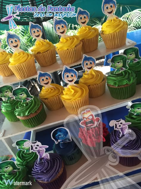 Inside out candybar Inside Out Treats, Inside Out 2 Cupcakes, Inside Out Cupcakes, Inside Out Birthday Party, Inside Out Party Ideas, Avengers Birthday Party Decorations, Movie Night Snacks, Avenger Birthday Party, Avengers Birthday