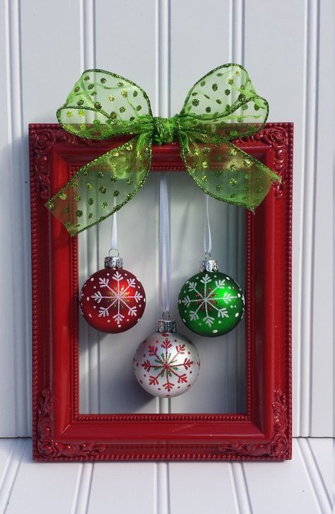 Old Ornaments Repurpose, Joululahjat Diy, Juleverksted For Barn, Picture Frame Wreath, Christmas Picture Frames, Christmas Idea, Pola Sulam, Christmas Frames, Easy Christmas Diy