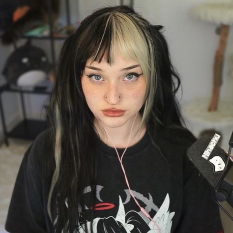 #mcyt #streamer #twitch #stream #dsmp #pretty #splitdye #twotone #piercing #cool #emo #prettypeople #irl #pfp #wallpaper Comfort Streamer, Irl Pfp, Hair Streamer, Prettiest Women, Half Dyed Hair, Niki Nihachu, King Boo, Twitch Stream, Aesthetic Hair