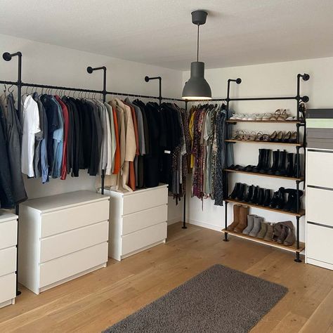 Men Living Room Ideas Apartments, Men Living Room Ideas, Spare Room Walk In Closet, Mens Room Decor, Mens Bedroom Decor, Dressing Room Closet, Organized Closet, Dream Closet Design, Closet Design Layout