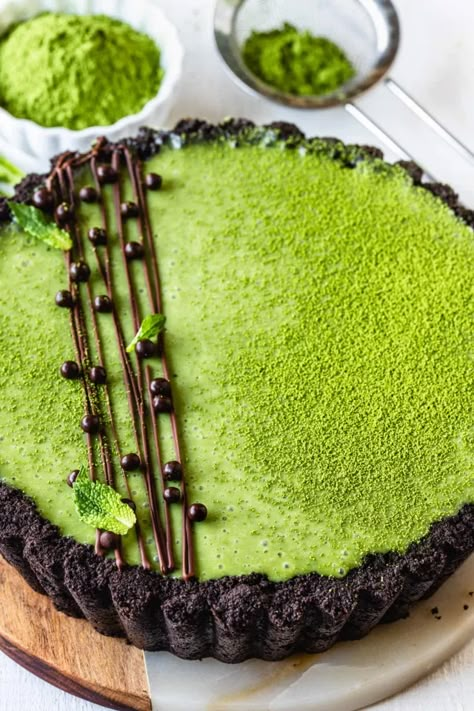 This beautiful pie begins with a rich, chocolately and crumbly crust that's crafted from crushed Oreo cookies. The no-bake fillings is creamy, buttery and gets its vibrant color from premium Japanese matcha powder. Matcha Pie, Dishes Photography, Ice Cream Cake Birthday, Matcha Green Aesthetic, Types Of Pies, Boho Cakes, Matcha Baking, Blackberry Lavender, Savory Cake