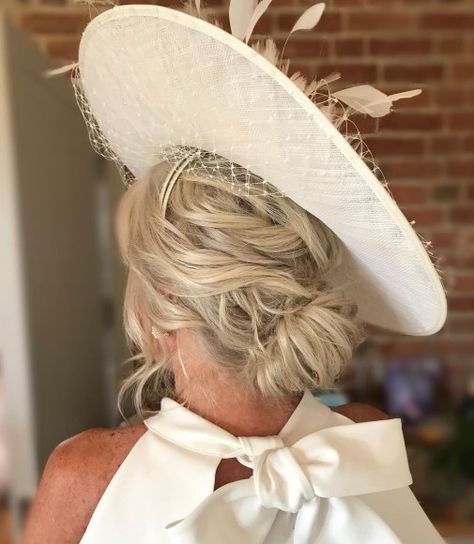 Asymmetrical Low Wavy Bun with a Hat Mother Of The Bride Updos, Groom Hair Styles, Mother Of Bride Makeup, Hair With Hat, Mother Of The Bride Hairdos, Mother Of The Bride Hairstyles, Mother Of The Groom Hairstyles, Mother Of The Bride Hats, Summer Wedding Hairstyles