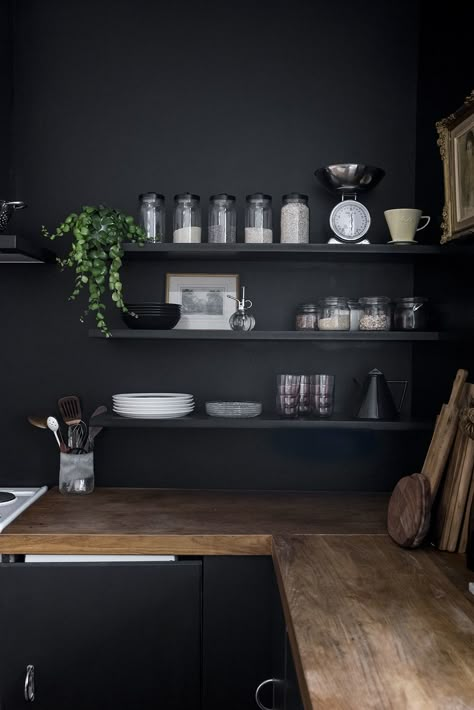 My Favorite Black Paint Colors - SG Style Black Walls Kitchen, Black Kitchen Design, Kitchen Big, Retro Kitchens, Casa Clean, Dark Kitchen, Big Chill, Dark Walls, Dark Interiors