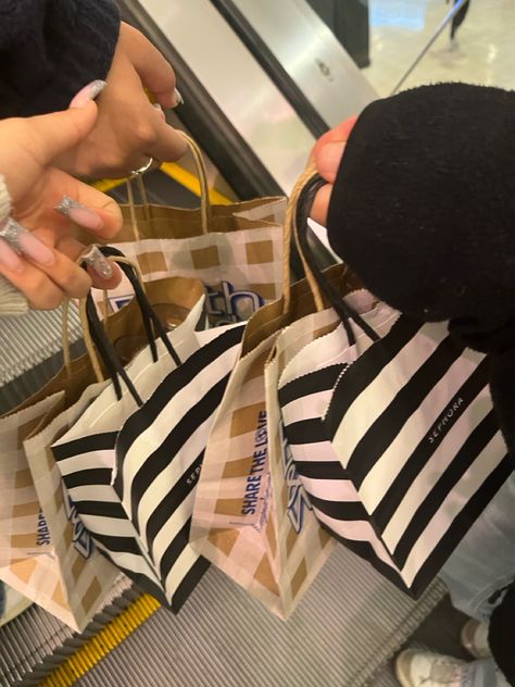 #haul #sephora #bathandbodyworks #b&bw #mall #bags #shopping #shoppingaddict Mall Shopping Bags Aesthetic, Mall Haul, Latina Baddie, Sephora Bag, Shopping Pictures, Bday List, Luxurious Life, Back 2 School, Bath And Bodyworks