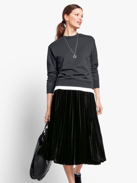 Velour Skirt, Velvet Midi Skirt, Everyday Casual Outfits, Long Skirt Outfits, Velour Dress, Work Looks, Pleated Midi Skirt, Women's Skirts, Skirt Outfit