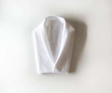 Napkin Fold Wedding, Turkey Napkin Fold, Fold A Napkin, New Years Dinner Party, Diy Napkin Folding, Christmas Tree Napkin Fold, Napkin Folding Tutorial, Napkin Folding Ideas, Christmas Napkin Folding