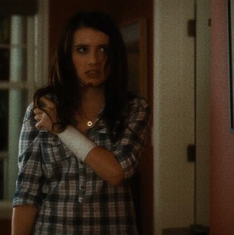 Jill Roberts Scream 4, Emma Roberts Scream, Scream Outfits, Scream Series, Jill Roberts, Scream Cast, Final Girl, Comic Con Costumes, Red Aesthetic Grunge