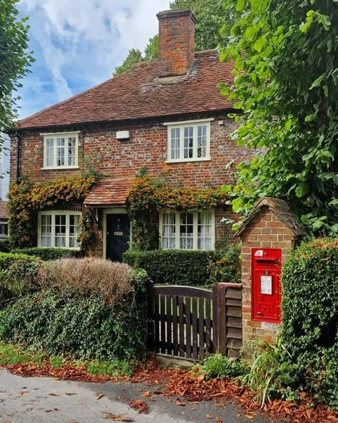 Cottage House England, Buckinghamshire Houses, London Cottage Aesthetic, British Family Aesthetic, New England Cottage Exterior, English House Exterior, Red Brick Cottage, Narrowboat Life, English Style House