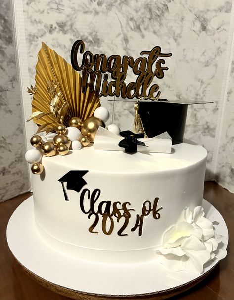 Black And Silver Graduation Cakes, Black White Gold Graduation Cake, Cake For Graduation University, Minimalist Graduation Cake Design, Law Graduation Cake Designs, Graduation Hat Cake, Simple Graduation Cakes, Jackets Design, Wilton Fondant