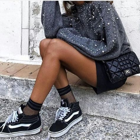 Fishnet Socks Outfit, Fishnet Trend, Winter Fashion Looks, Socks Outfit, Fishnet Socks, Sock Outfits, Rock Chic, Inspiration Mode, Creative Fashion