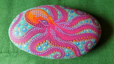 Octopus painted rock Mandala Dot Painting Animals, Dot Art Octopus, Octopus Rock Painting, Dot Painting Rocks, Octopus Painting, Shell Painting, Garden Rock Art, Diy Rock Art, Mandala Rock Art