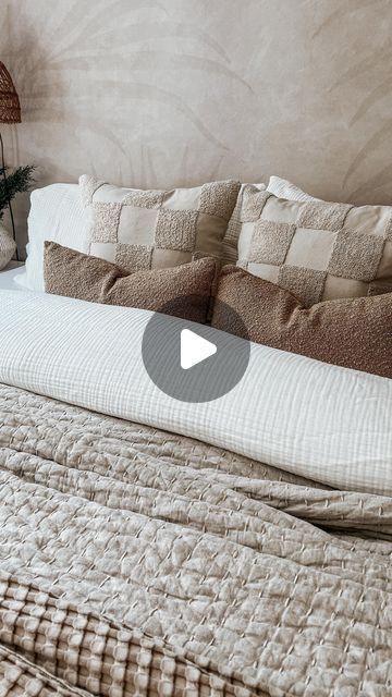 Chelsea Alysa | Home & Lifestyle | Miami, Fl on Instagram: "couldn’t keep this hack to myself any longer ☁️🥱 ▫️follow @groundedinneutral for more cozy home content ▫️shop my feed on LTK & Amazon Storefront  #neutralbedroom #bedroomdecor #bedding #makethebed #cozyhome #cozyvibes #neutralhomedecor ⁣  neutral home decor, bedroom styling, cozy home, hygge, bedding, sheets, duvet, bed styling" Bedings Ideas Aesthetic, Hygge Bedding, Bedings Ideas, Duvet Bed, Bedroom Styling, Bedding Sheets, Neutral Home Decor, Neutral Bedroom, Neutral Home