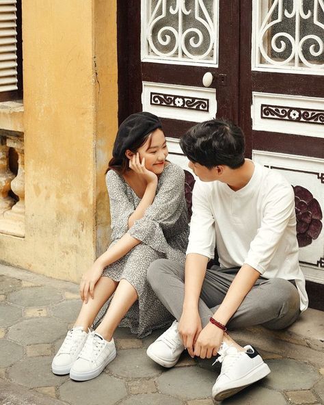 korea couple! on Instagram: “Travel the world together🗺 . . . ♡ 「 Follow: @k.peachie & @kk.fashionss for more 」 。。。。。。。。。。。。。。。。。 [ #ulzzang #korean #fashion…” Couple Romantic Photoshoot, Korea Couple, Photos Couple Mignon, Korean Couple Photoshoot, Korean Wedding Photography, Pre Wedding Photoshoot Outfit, Wedding Photo Studio, Couple Romantic, Pre Wedding Photoshoot Outdoor