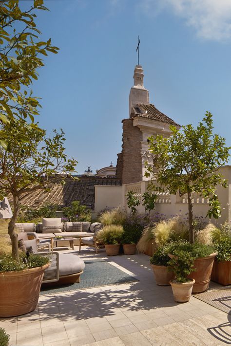 Roof terrace with beige outdoor seating area and plants in terracotta pots. Luxury Apartment With View, Apartments In Italy, Apartment In Rome, Italy Apartment Exterior, Rome Luxury Apartment, Rome Apartment, Luxury City, Hotel Meeting, Hotel Services