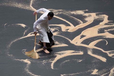 New displays at Tate Modern launch with Lee Mingwei's performance Our Labyrinth Lee Mingwei, Expanded Painting, Branded Environments, Turbine Hall, Labyrinth Art, Art Performance, Tate Modern Art, Louisiana Museum, Calligraphy Artist