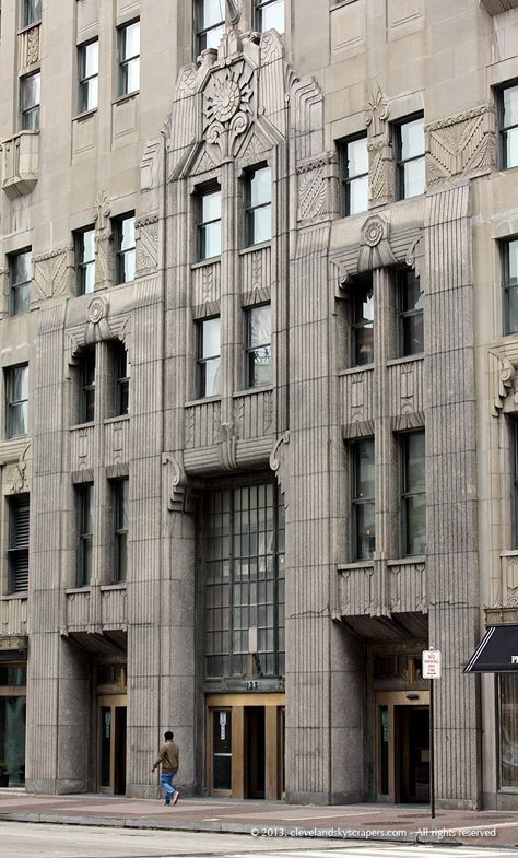 Art Deco ~ U.S.A. | Landmark Office Towers, Midland Building, West Prospect Avenue, Cleveland, Ohio. Designed by Graham, Anderson, Probst White, 1930. Art Deco Buildings Architecture, Art Deco Facade, Art Deco Exterior, Art Deco Skyscraper, American Style House, American Art Deco, Eco Park, Warehouse Design, Architectural Floor Plans